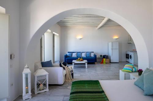 图罗斯欧丽雅酒店的一间带蓝色沙发的客厅和一间厨房