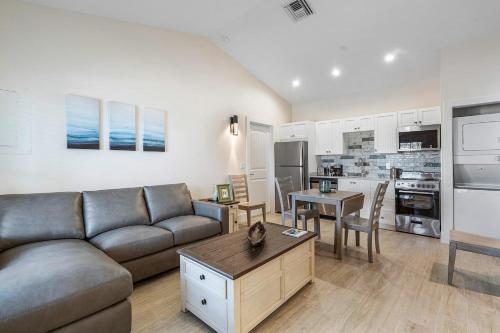 西棕榈滩Bermuda Bungalows (Tropical Island Getaway)的客厅配有沙发和桌子