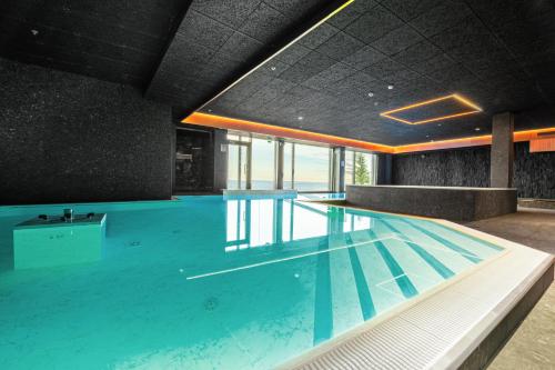 索特Hotel Iso-Syöte的大楼内一个蓝色的大型游泳池