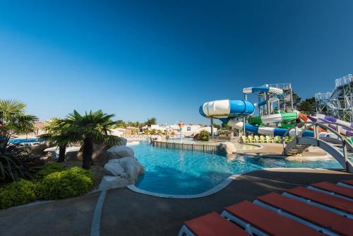 滨海奥洛讷Camping Club Le Trianon - Maeva的度假村的游泳池,带水滑梯