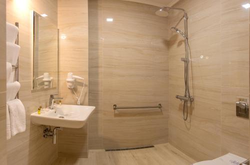 穆卡切沃Hotel Star的一间带水槽和淋浴的浴室