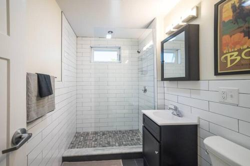 波士顿The Boston Rental - Multiple Floorplans的白色的浴室设有水槽和镜子