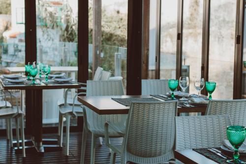 莱里亚卡萨达诺拉酒店的配有桌椅和酒杯的餐厅