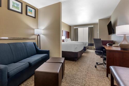 韦科Comfort Suites Waco North - Near University Area的酒店客房设有一张沙发和一张床