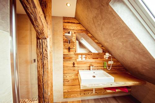 Wingerode克普勒艾克酒店的木墙内带水槽的浴室