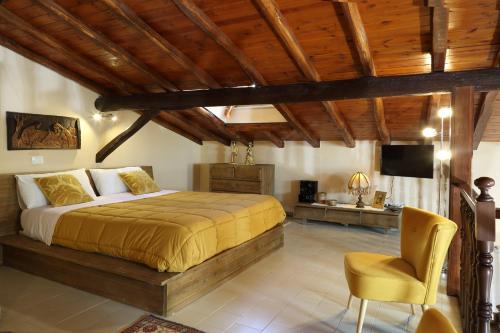陶尔米纳Le Terrazze del Teatro Greco的一间卧室配有一张大床和一张黄色椅子