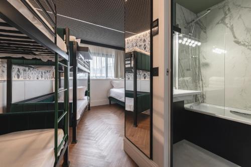 巴黎The ReMIX Hotel的带两张双层床和一间浴室的客房