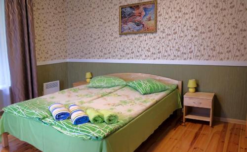 LēčiLeču muiža的一间卧室配有带拖鞋的床铺
