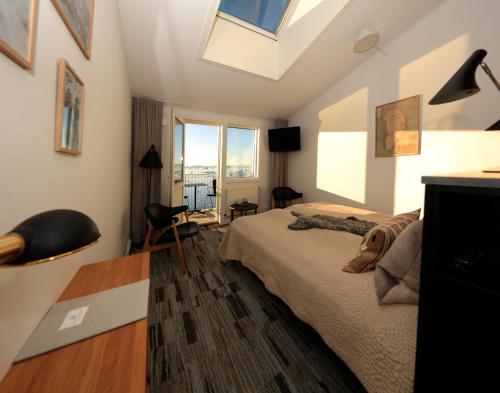 伊卢利萨特埃斯费尔德酒店的一间卧室配有一张床和天窗