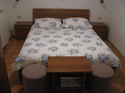 PliskovicaTourist Farm Petelin-Durcik的一间小卧室,配有一张带木桌的床