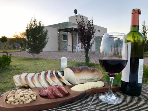 格兰德山谷Cabañas EcoNature的一小盘面包、一瓶葡萄酒和一杯