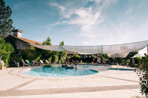 阿赫瓦尼塞拉利昂迷迭酒店的游泳池,有水中的人
