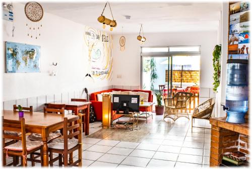 万查科ATMA Hostel & Yoga的餐厅设有桌椅和沙发。