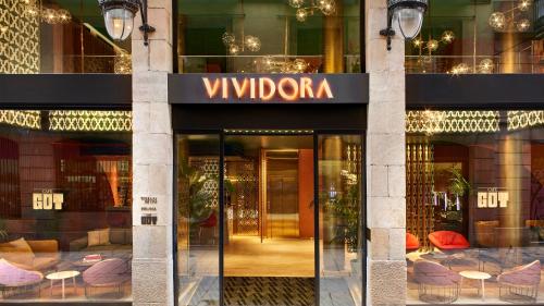 巴塞罗那Kimpton Vividora Hotel, an IHG Hotel的建筑物入口,上面有标志