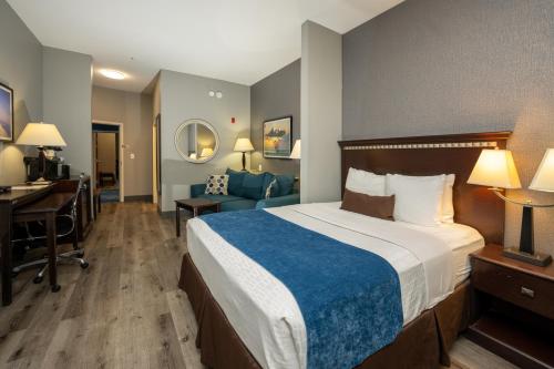 锡布鲁克Comfort Suites Seabrook - Kemah的酒店客房设有一张大床和一张书桌。