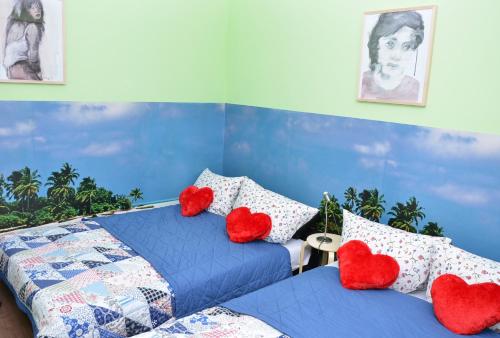 柏林阿莱克斯顶级景致&城市酒店的一间卧室设有两张红色心垫床