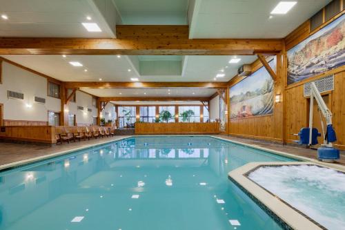 普莱西德湖普莱西德湖皇冠假日酒店的一个带游泳池的酒店客房内的大型游泳池