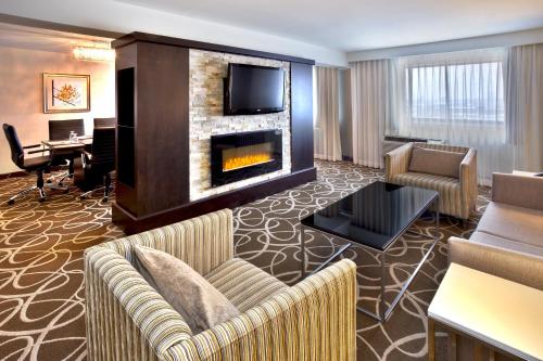 基奇纳基奇纳皇冠假日酒店 - 滑铁卢的带沙发和壁炉的客厅