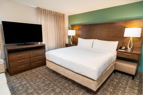 Staybridge Suites - Washington DC East - Largo, an IHG Hotel客房内的一张或多张床位