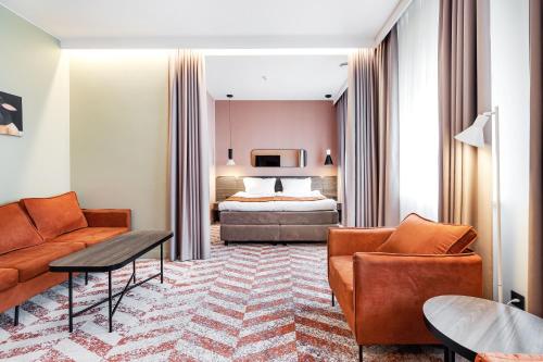 考纳斯考那斯酒店的酒店客房,配有床和沙发