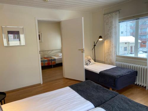 罗瓦涅米阿克内斯公寓式酒店的酒店客房设有两张床和窗户。