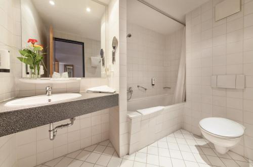 科特布斯科特布斯赛格拉本酒店的白色的浴室设有卫生间和水槽。