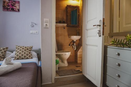 爱琴娜岛Aphrodite Art Hotel Aegina的一间带卫生间和水槽的小浴室