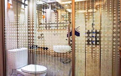 万隆TABHotel Capsule Bandung的一间带卫生间和玻璃淋浴间的浴室