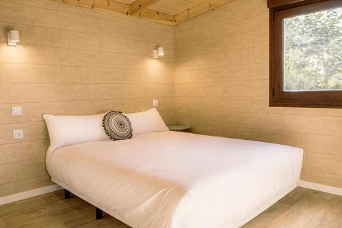哈卡El Arrebol Comfort Camp的一个小房间的一个床位,设有窗户