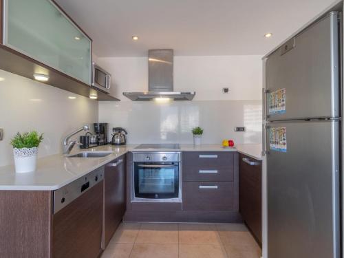 艾姆布里亚布拉瓦Apartment Del Port-3 by Interhome的厨房配有水槽和冰箱