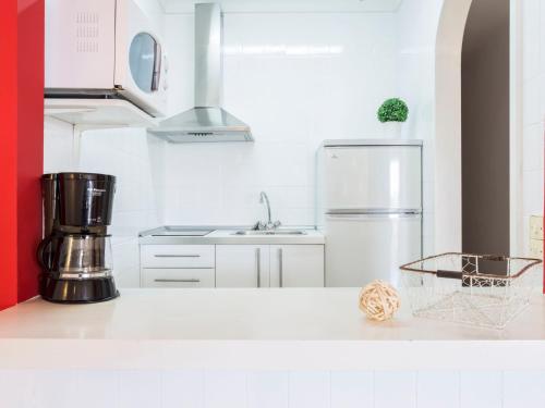 艾姆布里亚布拉瓦Apartment Bahia II by Interhome的白色的厨房配有冰箱和水槽