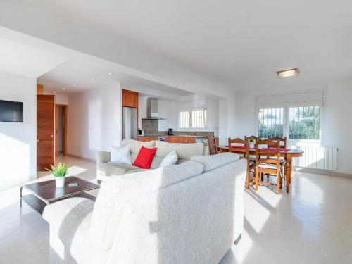 艾姆布里亚布拉瓦Holiday Home Requesens by Interhome的白色的客厅配有沙发和桌子