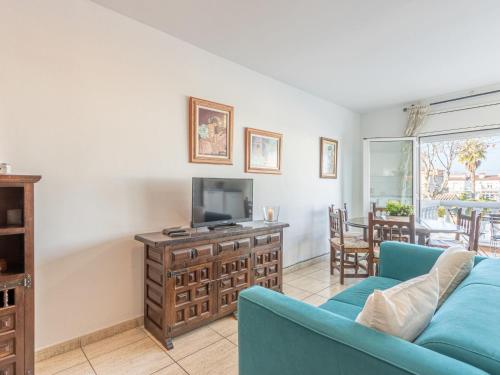 艾姆布里亚布拉瓦Apartment Port Banyuls-2 by Interhome的客厅配有蓝色的沙发和电视