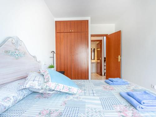 艾姆布里亚布拉瓦Apartment Port Banyuls-2 by Interhome的一间卧室配有一张带蓝色枕头的大床
