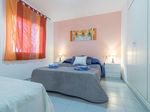 艾姆布里亚布拉瓦Apartment Sant Maurici by Interhome的一间卧室设有一张大床和一个窗户。