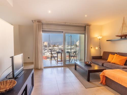 艾姆布里亚布拉瓦Apartment Del Port-5 by Interhome的带沙发和电视的客厅