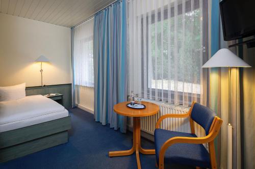 肖林Gastehaus Chorin的酒店客房设有床、桌子和窗户。