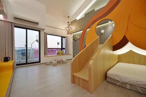 台南台南溜小孩亲子民宿的一间卧室,卧室内设有床和楼梯