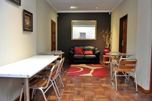 约翰内斯堡霍顿宾馆的客厅配有桌椅和沙发