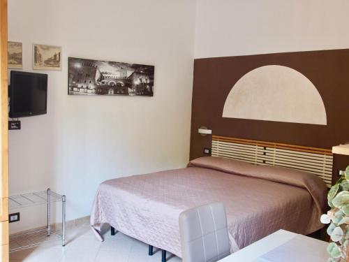 博洛尼亚B&B Casa Santina的一间卧室配有一张床和一台平面电视