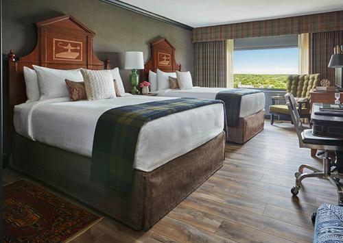 安娜堡安娜堡毕业生酒店的酒店客房配有两张床和一张书桌