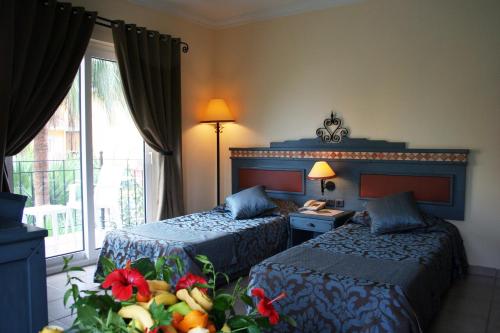 达利安土耳其俱乐部阿拉酒店的酒店客房设有两张床和窗户。