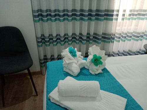 MeloO Salgueiro的配有毛巾和桌子上的毛巾的房间