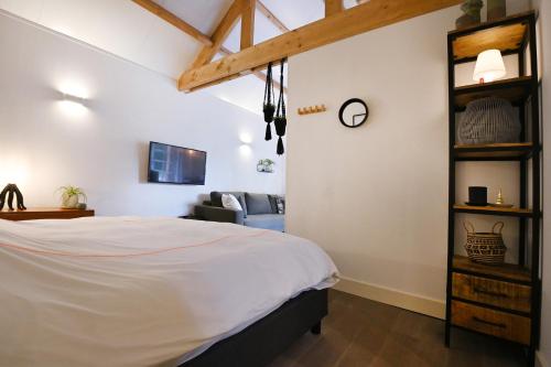 Santpoort-ZuidChalet Santpoort-Zuid的一间卧室设有一张床和一间客厅。
