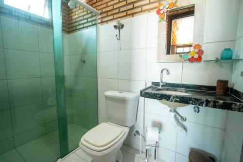 特赖里Pousada Dona Santinha的浴室配有卫生间、盥洗盆和淋浴。