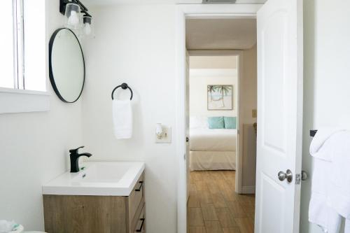 圣徒皮特海滩莫洛伊海湾小屋汽车旅馆的白色的浴室设有水槽和镜子