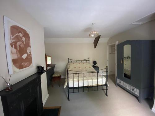 杜伦Bondgate Holiday Cottage的一间卧室配有一张床和电视