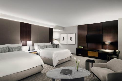 多伦多黑泽尔顿酒店的一间酒店客房,设有两张床和电视