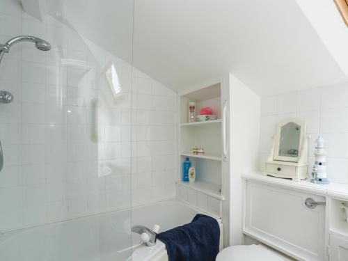 阿姆奇Glan Aber的带淋浴和卫生间的白色浴室