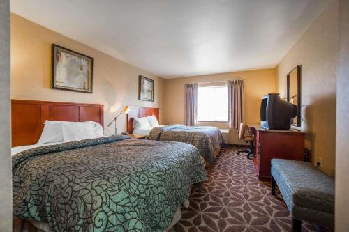 楠帕楠帕罗德威套房旅馆的酒店客房设有两张床和电视。